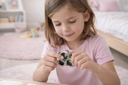 Young girl playing with a WonderCalm Magnetic Rings™ Multicolour